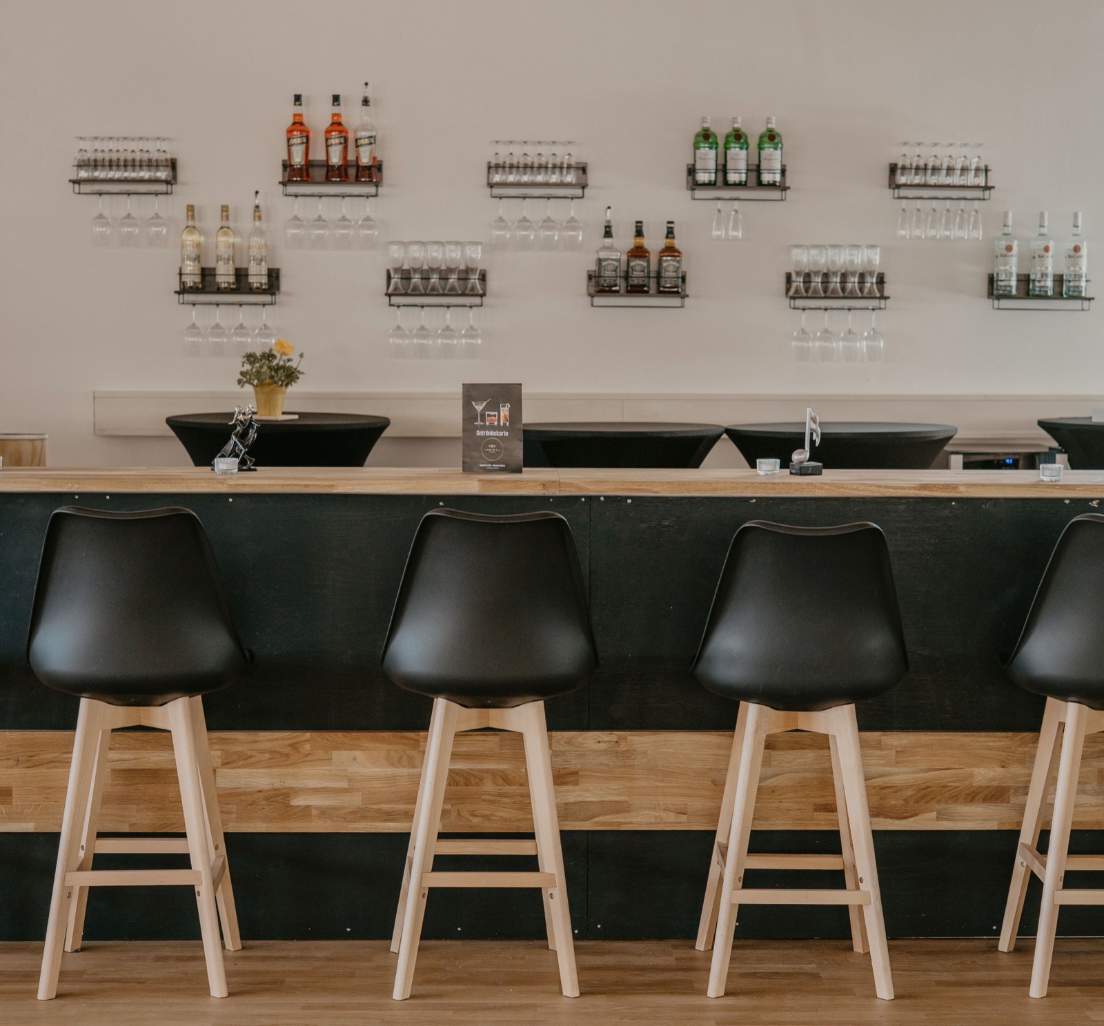 Die Bar mit Barhockern und Getränkeregalen